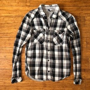 Women’s long-sleeved checkerboard button down